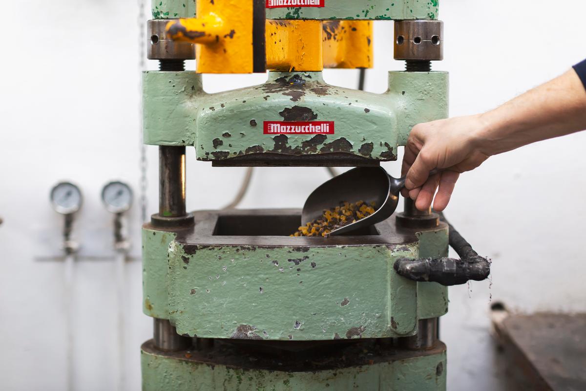 Acetate production press